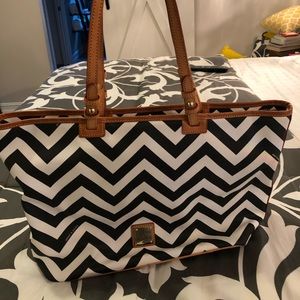 DOONEY and Burke B/W Chevron Leisure Shopper purse
